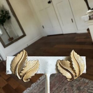 Vintage gold tone trifari leaf clip on earrings
